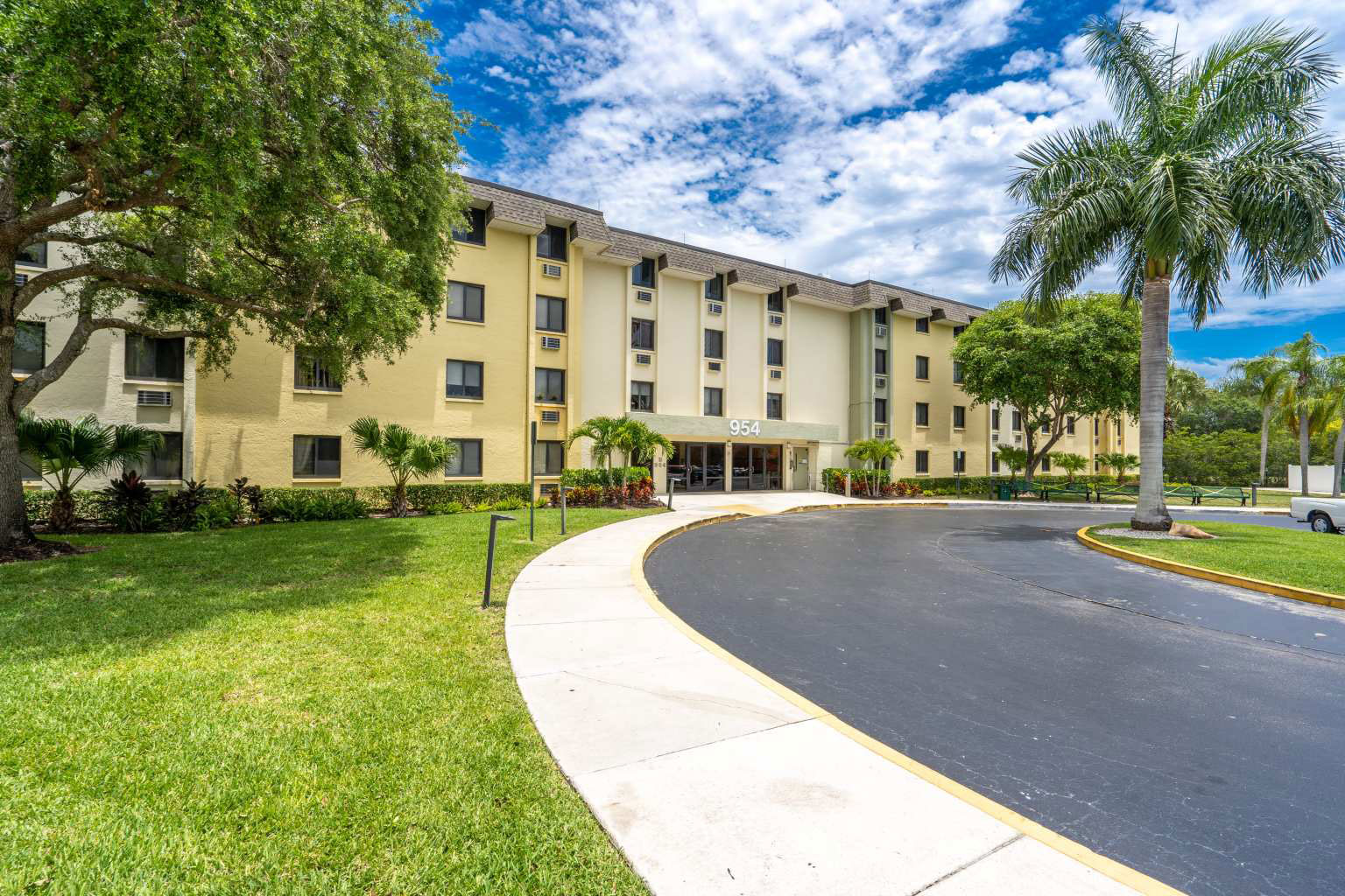 A photo of the front entrance of Goodlette Arms Apartments in Naples Florida